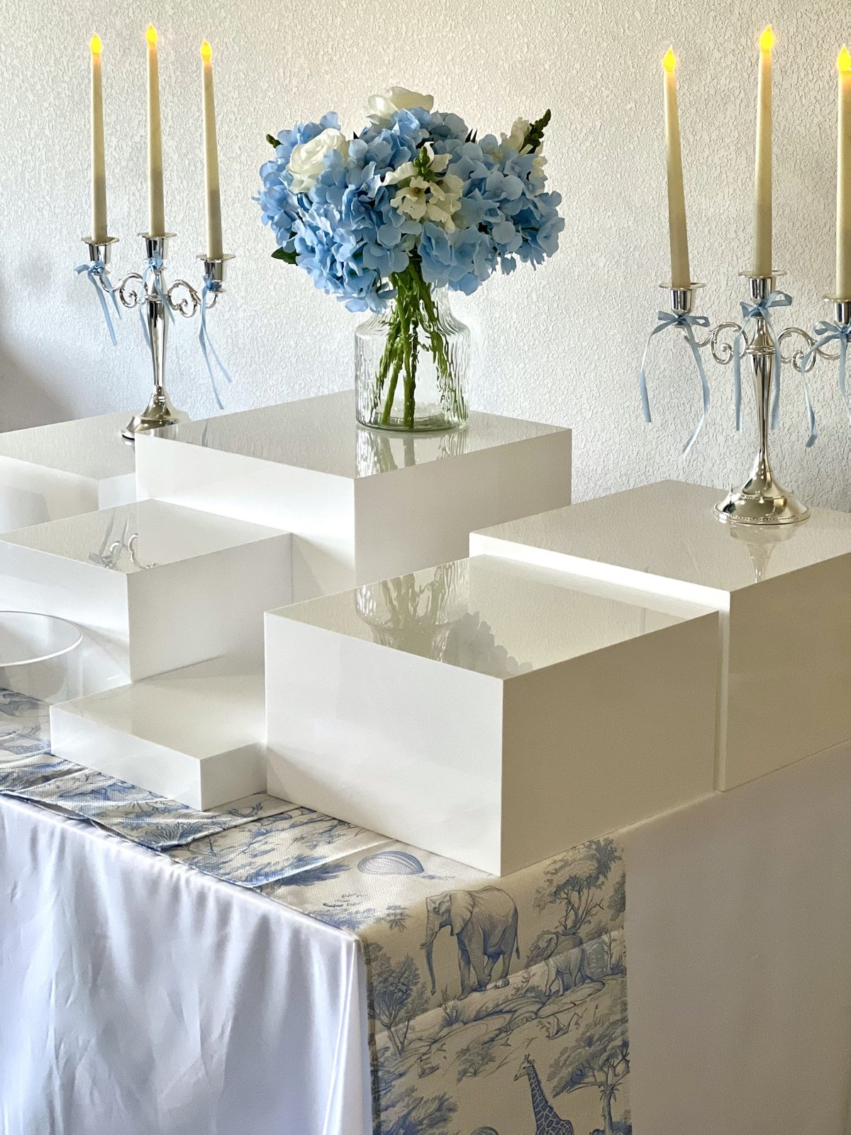 Cubes blanc laqué, hortensias bleus et toile de Jouy - Présentoir Buffet 31 Toulouse